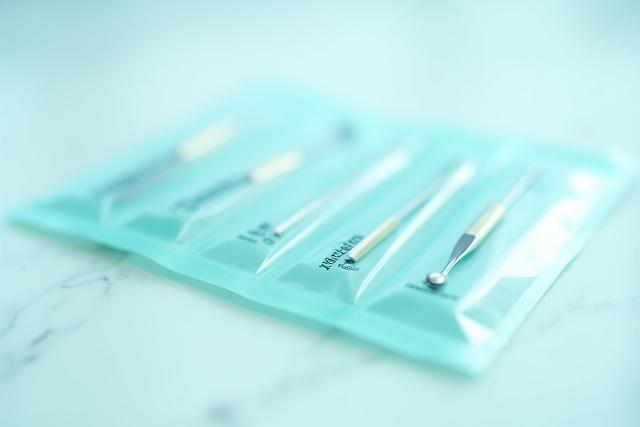 Alatan manicure dan pedicure yang disterilkan dalam beg autoclave