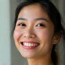 Gambar profil pengantin wanita Sarah, tersenyum bahagia.